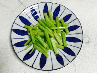 2、#年年有余#红烧带鱼,芹菜去掉叶子洗净切段