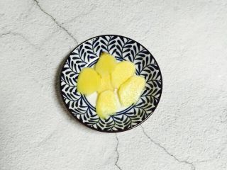 3、#年年有余#红烧带鱼,姜去皮洗净切片备用