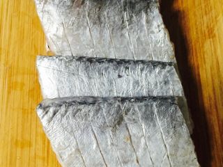 4、#年年有余#红烧带鱼,将带鱼两面轻划数刀（如图所示）