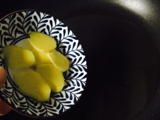 6、#年年有余#红烧带鱼,放入姜片爆香