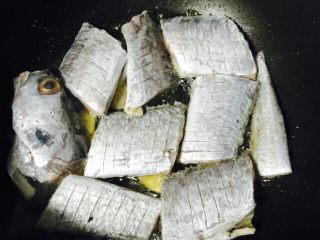 7、#年年有余#红烧带鱼,带鱼码入锅中采用中小火煎2-3分钟