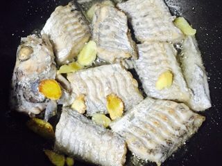 8、#年年有余#红烧带鱼,再用筷子翻面煎片刻