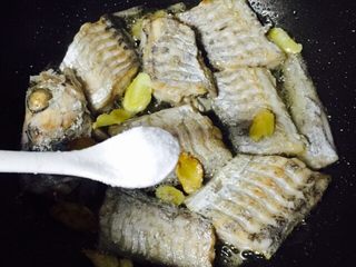 9、#年年有余#红烧带鱼,1/2小茶匙盐