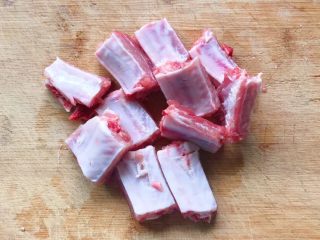 3、松茸花菇枸杞排骨汤,切好的肋排