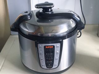 7、松茸花菇枸杞排骨汤,放进高压锅,按肉类排骨键,大约20分钟