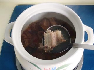 11、松茸花菇枸杞排骨汤,等高压锅里的排骨炖好倒进砂锅