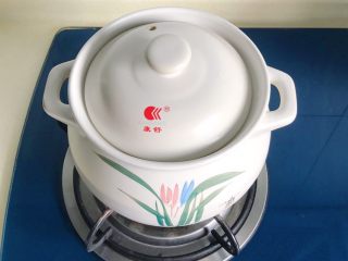 10、松茸花菇枸杞排骨汤,大火烧好后转小火慢慢炖