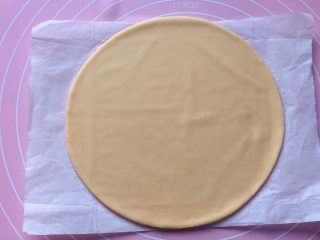 5、吉祥枣花馍,先来做枣花馍的底盘：将发酵好的面团排气揉匀后，取一块面团先擀个大圆饼。（面饼大小可随个人喜好）