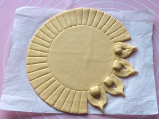 7、吉祥枣花馍,如图：每3条为一份，中间一条卷起，边上两条从边缘处捏起。