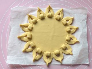 8、吉祥枣花馍,如图：全部卷好、捏好的样子，枣花馍的底盘做好了。