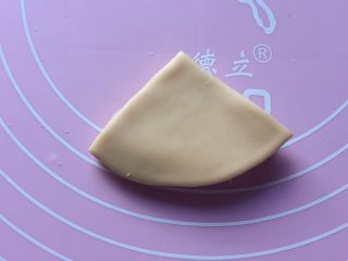 10、吉祥枣花馍,把切好的4个小三角叠放好。