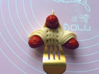 14、吉祥枣花馍,如图：用叉子叉出印花，一个花瓣就制作完成了。