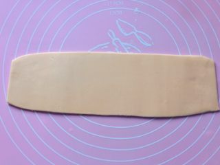 16、吉祥枣花馍,再取一小块面团擀成长方形的条。