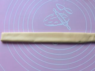 17、吉祥枣花馍,将长条对折。