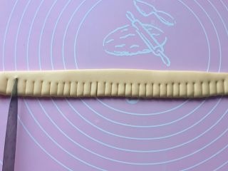 18、吉祥枣花馍,如图：用刀均匀地切开。