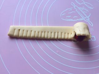 19、吉祥枣花馍,如图：将切好的长条卷起来，中间放个红枣，做花芯。