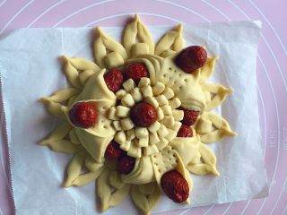 20、吉祥枣花馍,如图：把做好的花芯放在枣花馍的中央位置。