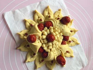 21、吉祥枣花馍,如图：最后在每个卷儿上放一粒红豆作装饰就OK啦。