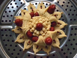 22、吉祥枣花馍,做好的枣花馍进行二次发酵，观察馒头的体积变大，且表面有蓬松起发状态时，上锅蒸制，上汽后蒸25分钟左右，关火焖5分钟即可。