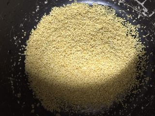 1、地瓜小米粥,把小米倒入电饭锅