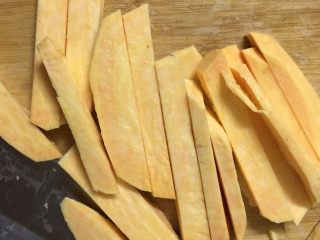 5、地瓜小米粥,切好条状，再切成小块一厘米左右的大小