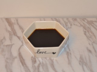 1、黑加仑红糖吐司(一次性发酵),红糖用热水化开,放凉~