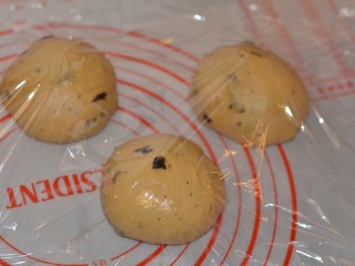 3、黑加仑红糖吐司(一次性发酵),均匀分成3份,揉成团,盖上保鲜膜醒20分钟(室温20度左右)。冬天醒的时间长一点,夏天则是缩短时间。