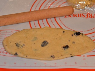 4、黑加仑红糖吐司(一次性发酵),醒好后,取出一团,排气,再用擀面杖擀成椭圆形~如果一擀就回缩说明还没有醒好。