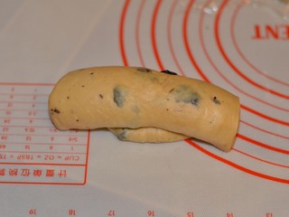 6、黑加仑红糖吐司(一次性发酵),卷好。