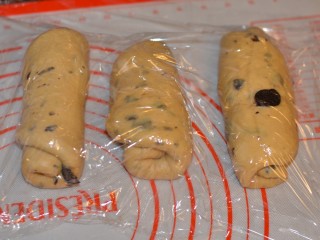 7、黑加仑红糖吐司(一次性发酵),盖上保鲜膜继续醒10分钟。