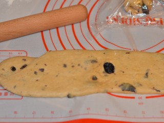 8、黑加仑红糖吐司(一次性发酵),不用排气,直接擀成如图。不用擀特别长。