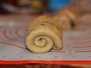 9、黑加仑红糖吐司(一次性发酵),一样从上卷到下,差不多卷2.5圈。