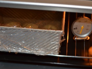 11、黑加仑红糖吐司(一次性发酵),盖上保鲜膜放进烤箱发酵,下面放一盆热水。