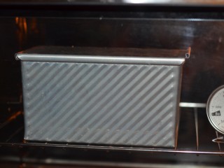 12、黑加仑红糖吐司(一次性发酵),放进预热好的烤箱中。上下管180度,40分钟。如果没盖盖子,放烤箱最底层,烤5-10分钟期间观察上色及时盖锡纸,防止上色过度。