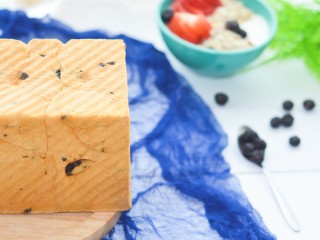 13、黑加仑红糖吐司(一次性发酵),烤好后立即从模具中取出,放烤架上放凉。放凉后再切片或者直接撕着吃。