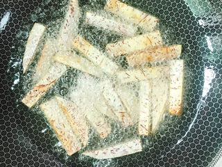 9、芋头酥,几分钟后芋头炸熟了