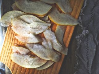 9、清热养颜的 皂角米银耳雪梨汤,切成小片