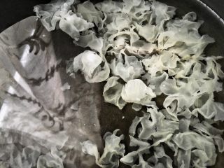 11、清热养颜的 皂角米银耳雪梨汤,放入银耳