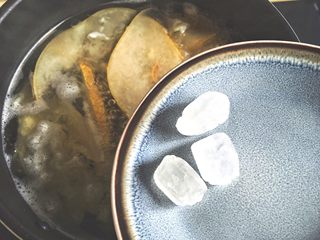 14、清热养颜的 皂角米银耳雪梨汤,放入冰糖