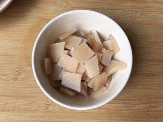 6、响螺虫草花老鸽汤,泡软的响螺剪小块