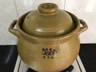 11、响螺虫草花老鸽汤,上炉大火烧开,转中小火煮1.5小时左右