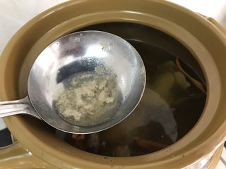 12、响螺虫草花老鸽汤,煮至沸腾后,用勺子撇掉浮末,再继续煮