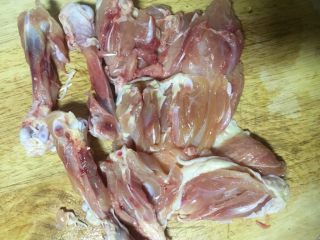 2、泡椒莴笋炒嫩鸡丁,鸡腿洗净剔骨