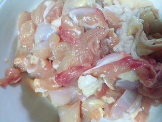 3、泡椒莴笋炒嫩鸡丁,连皮带肉切成肉丁,放入一勺料酒,一勺淀粉和少许盐,拌均匀码味备用