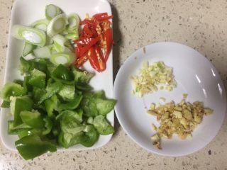 4、泡椒莴笋炒嫩鸡丁,青椒切小块,小米辣切条,,大葱斜刀切段,老姜大蒜切末