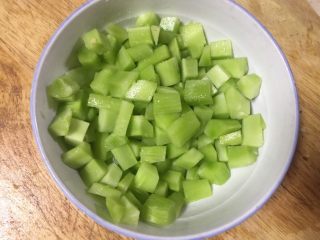 5、泡椒莴笋炒嫩鸡丁,莴笋去皮洗净切丁,放入少许盐拌均匀码盐