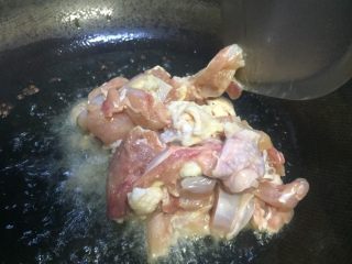 7、泡椒莴笋炒嫩鸡丁,油温七成热时放入鸡丁迅速饭翻