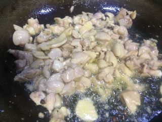 8、泡椒莴笋炒嫩鸡丁,炒至鸡丁肉质变白,稍出油,飘香