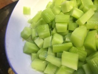 11、泡椒莴笋炒嫩鸡丁,放入莴笋丁一起翻炒