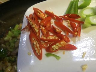 12、泡椒莴笋炒嫩鸡丁,放入双椒进行翻炒